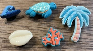 Jibbitz Menge 5 Strand Motiv Palme Ozean Schildkröte Muschel Koralle Crocs Charms - Bild 1 von 5