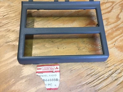 NUEVO DE LOTE ORIGINAL MITSUBISHI (MOPAR) 83 84 85 LANCER CONSOLA RADIO BISEL MB446658 GRIS Foto 1 de 2