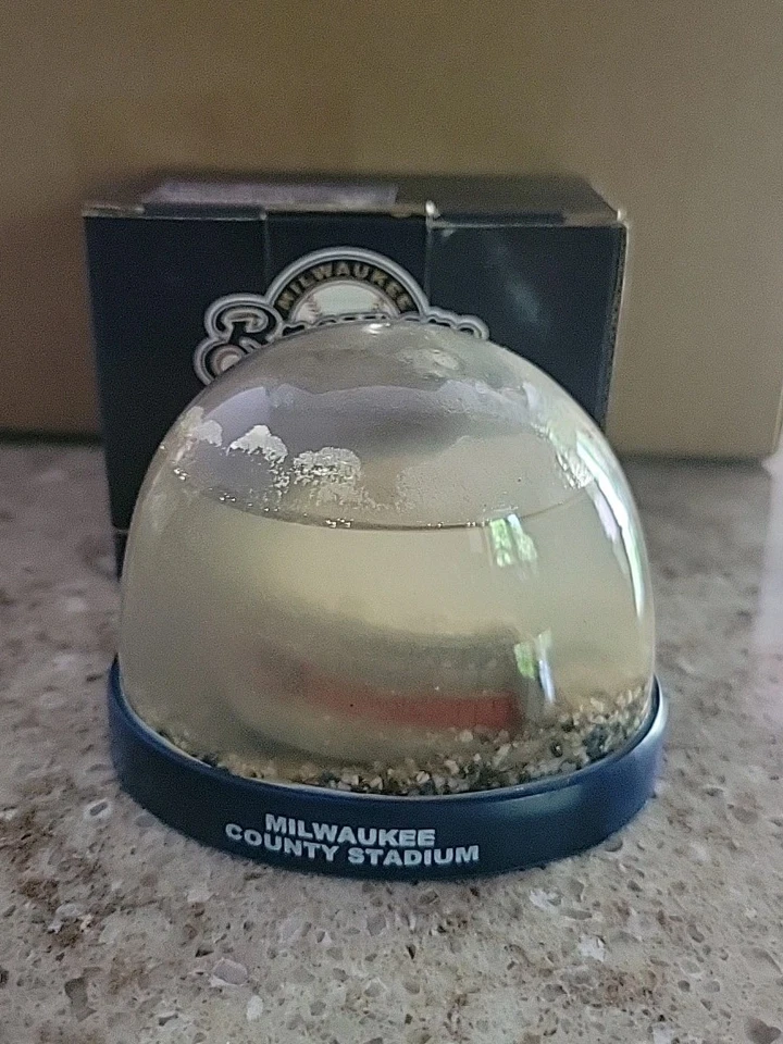 Globo de nieve de colección del estadio del condado de Milwaukee SGA 18 de septiembre de 2000 El agua está nublada  Foto 1 de 3