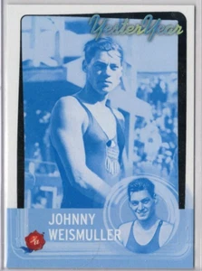2025 Autografi storici YesterYear 2 Johnny Weissmuller #116 Design 4 BLU 6/10 - Foto 1 di 1