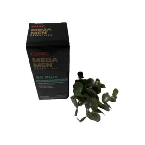 GNC Mega Men Essentials 50-Plus Multivitamínico Diario, 60 Comprimidos Exp 06/2026 - Imagen 1 de 3