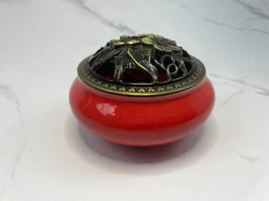 Quemador de incienso de cerámica roja con tapa de latón - Imagen 1 de 2