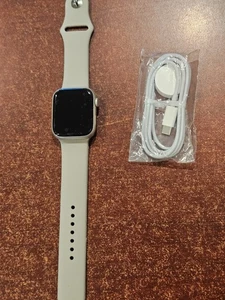 Montre connectée GPS Apple Watch Series 8 45 mm Starlight aluminium - Photo 1 sur 11