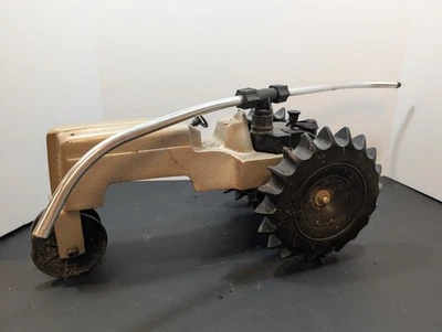 Difícil de encontrar de colección de hierro fundido rociador de césped tractor dorado con negro 17" X 10" Foto 1 de 4