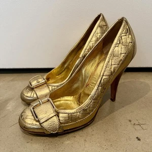 Zapatos de salón BURBERRY dorados metálicos talla 36,5 (US 6,5) - Tacones tejidos con hebilla Y2K - Imagen 1 de 15