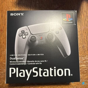 Controller DualSense Sony Playstation 5 30° Anniversario Con Adesivo Ufficiale - Foto 1 di 3