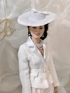 OOAK FM KATE DOLL weißer Faltenrock, Jacke mit Gürtel und Mütze - Bild 1 von 11