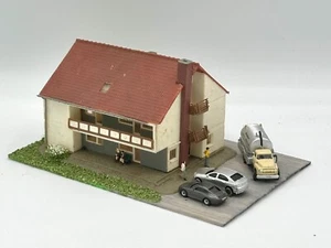 N Scale  Modern Weathered 3-story Apartment  Building Fully assembled - Picture 1 of 5