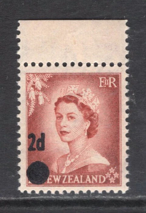 M17068 Nueva Zelanda 1958 SG763b - 2d en 1 1/2d lago marrón con error de recargo. Foto 1 de 1