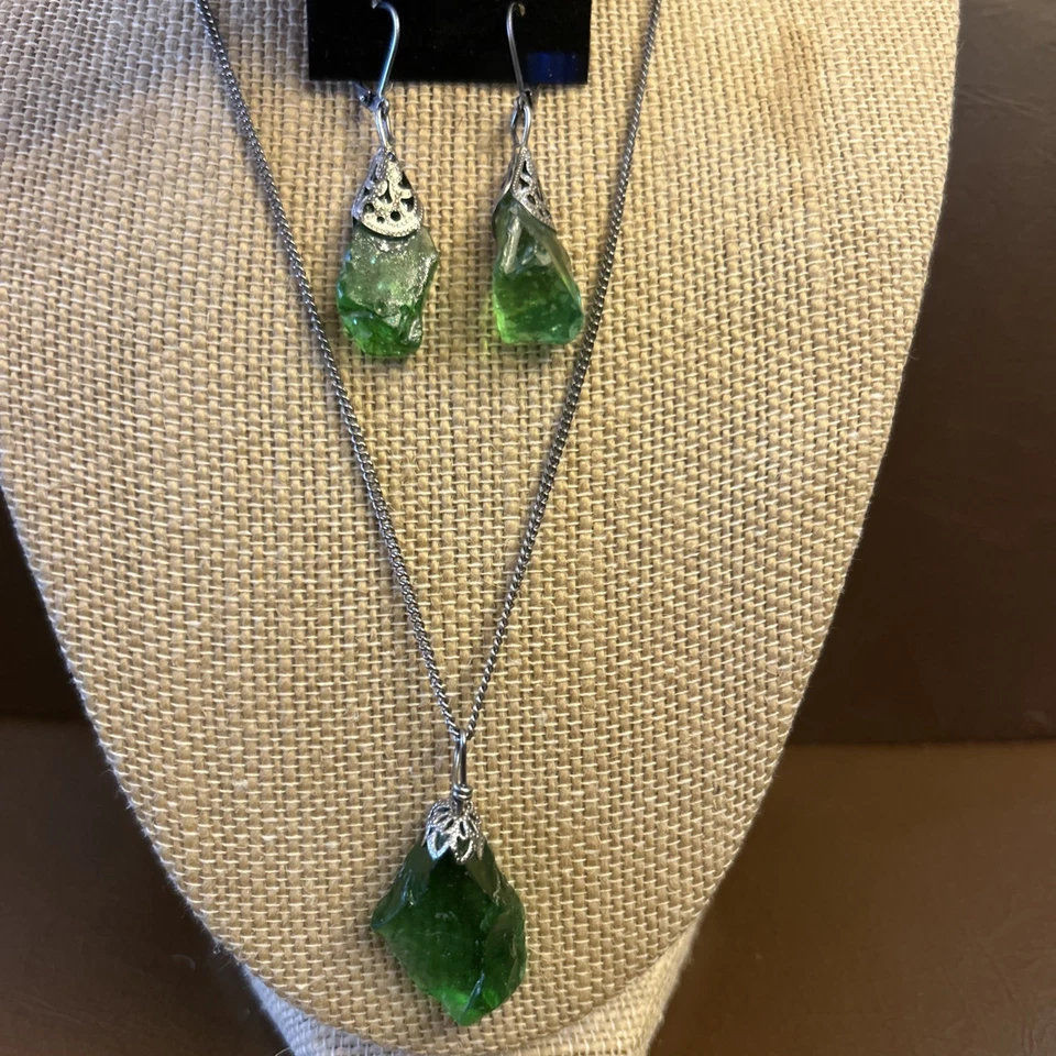 Collar y pendientes colgantes enchapados en plata con colgante de vidrio de escoria de obsidiana verde Foto 1 de 4