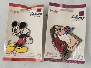 2 parches de hierro de la colección Disney Seven Dwarfs Grumpy y Mickey Mouse Wrights - Imagen 1 de 2