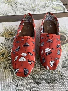 Tom’s Shoes Women Sz 7 Umbrella Singing In The Rain Graphics Casual Flats Coral - Picture 1 of 9