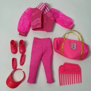 Vintage Barbie 90er Set Neon Pink Jacke Leggings Turnbeutel Sonnenblende Schuhe Kamm - Bild 1 von 4