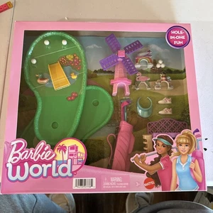 Barbie World Mini Golf Playset con 22 Pezzi Buco in Uno Divertente - Mazze, Palline e Altro - Foto 1 di 14
