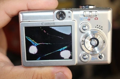 佳能 PowerShot ELPH SD400 零件/维修! -液晶屏有裂纹,无电池!!! — 第 1/4 张图片