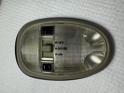 2004 Pontiac Grand Am GT OEM cúpula interior montada no centro cinza claro - Imagem 1 de 4