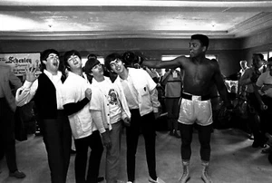 Beatles & Cassius Clay 1964 s/w Foto scharfe Details - Bild 1 von 2