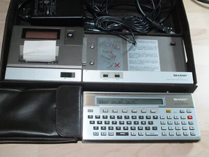 Sharp PC-1500, Pocket Computer Vintage + Imprimante + Accessoires - Fonctionne ! - Afbeelding 1 van 10