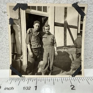 Vintage Schnappschuss Foto WWII US Soldaten posieren mit Waffen umeinander Deutschland - Bild 1 von 3