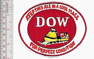 Parche promocional de moto de nieve y cerveza Dow Brewery Keep this Ale in a Cool Place años 60 - Imagen 1 de 1
