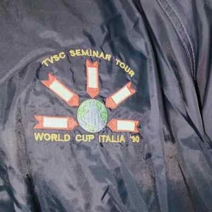 Chaqueta Antigua Copa Mundial de la FIFA Italia Grande Emblema Azul 1990 TVSC Seminario Tour - Imagen 1 de 12