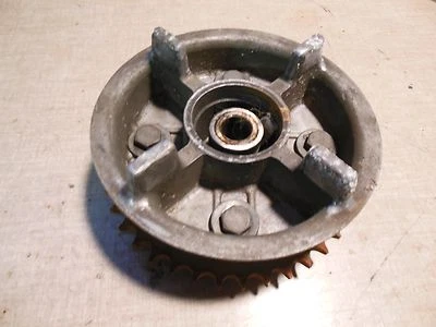 70 Honda SL175 SL 175 rear wheel sprocket drive gear + mount - Imagem 1 de 3
