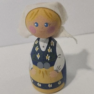 Muñeca de madera pintada a mano con pañuelo de tela - Imagen 1 de 11