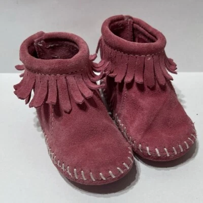 MINNETONKA Bebé Niño Pequeño Talla 3 BOTINES ROSA CON FLECOS Niñas Botín al Tobillo Foto 1 de 4