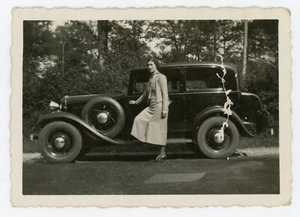 PHOTO Studio Marcel Epernay, une femme pose devant une voiture ancienne - Imagen 1 de 1