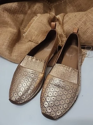 Zapatos cómodos Gentle Souls para mujer planos 8M metálicos de cuero dorado rosa recortado Foto 1 de 4