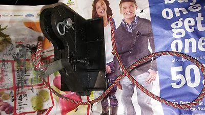 22CC18 TROLLEY FROM GENIE SCREW DRIVE GARAGE DOOR OPENER, SOME DAMAGE TO TEETH - Image 1 of 4