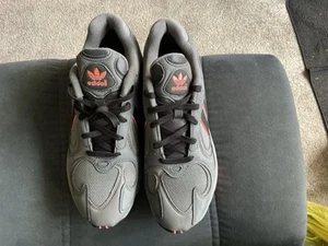 adidas YUNG-1, Herren-Sneaker, Größe 45 1/3, grau/orange, neu im Karton (EF5348) - Bild 1 von 10
