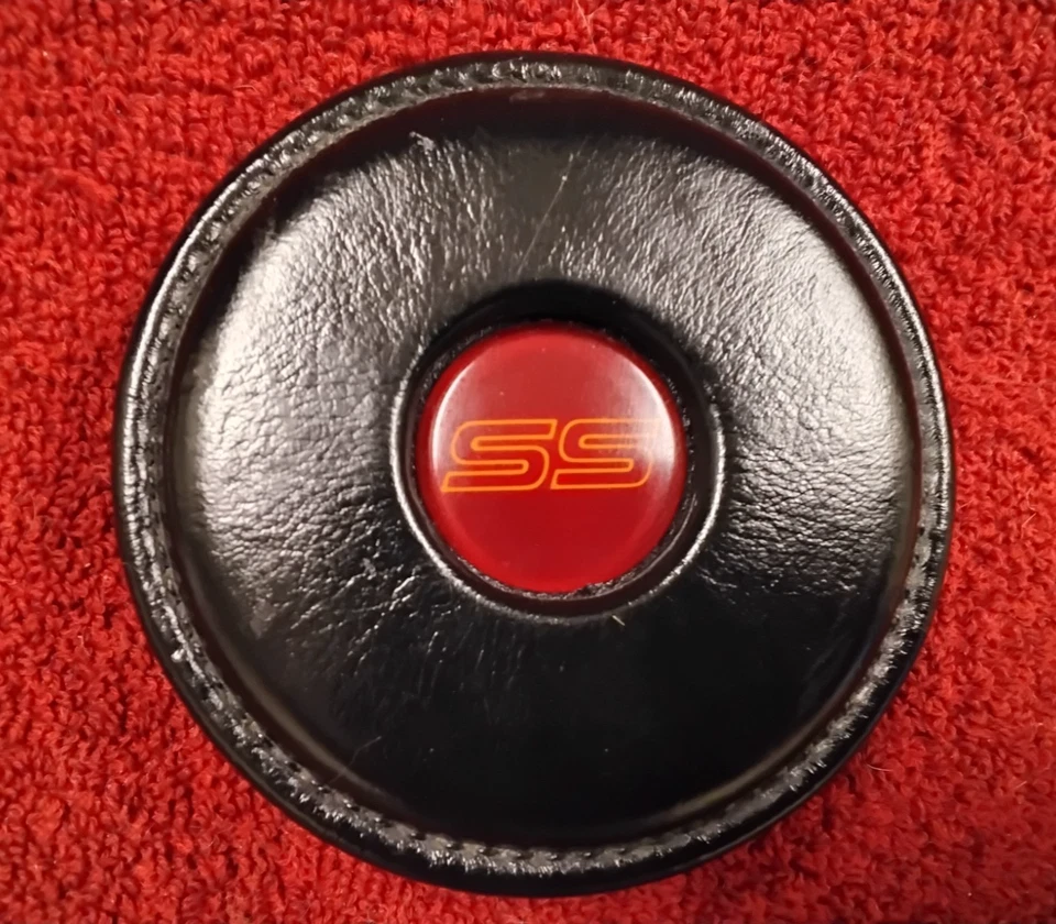 Chevrolet Monte Carlo "SS" : 1981, 1982, 1983, 1984, 1985-1988, Horn Button Foto 1 de 4
