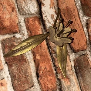 "Cenicero de mesa Hollywood Regency de latón con flores de loto mediados de siglo 10""" - Imagen 1 de 3