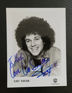 Foto rara autografiada de Leo Sayer 1978 3 1/2x 4 3/4 pulgadas firmada de colección - Imagen 1 de 2
