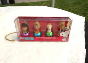 Charlie Brown Snoopy Lucy Linus Cartoon Peanuts Jingle Bell Buddies Ornamente - Bild 1 von 4