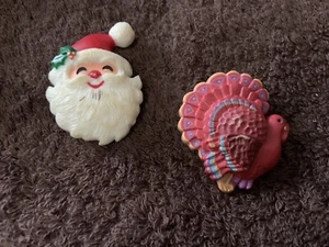 Vintage Hallmark Pins Santa Claus Face 1984 And Turkey Both Signed - Picture 1 of 6