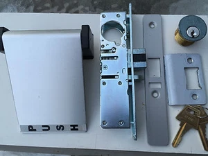 Adams Rite Typ Schaufenster Türriegel mit Druckpaddel & Schließzylinder - Bild 1 von 1