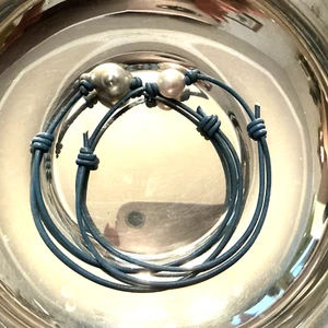 NUEVO Brazalete de Cuero Genuino Blanco Mar del Sur o Gris Perla de Tahití Azul - Imagen 1 de 4