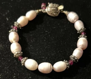 Beautiful Pearl Bracelet With Red Stone Accents Security Latch 7 1/2 “ Long #163 - Bild 1 von 4