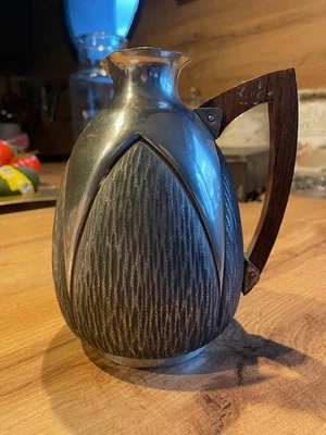 pichet art deco en dinanderie signé Delavan en etain - Photo 1/4