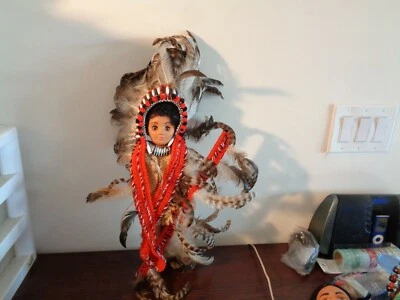 Boneca masculina indiana vintage 16" com vestido de crochê feito à mão OOAK - Imagem 1 de 4