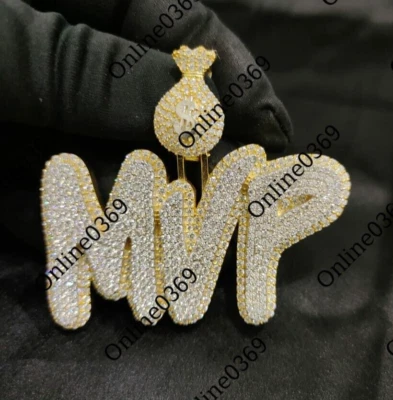 Colgante con letras "MVP" de diamantes reales cultivados en laboratorio con 💰 plata enchapada en dos tonos Foto 1 de 4