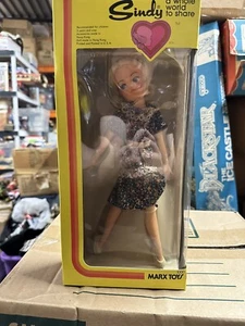 Vintage Sindy Blonde Hair 11 in Fashion Doll Boxed 1000F Louis Marx 1978 NOS MIB - Picture 1 of 10