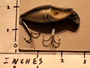 Vintage Heddon Midget River Runt Köder sehr seltene Heringsfarbe mit 2 Streifen Kiemen - Bild 1 von 3