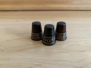 3 Fingerhüte Schwarz Braun Bordüre Verziert Sammelobjekte - Bild 1 von 6