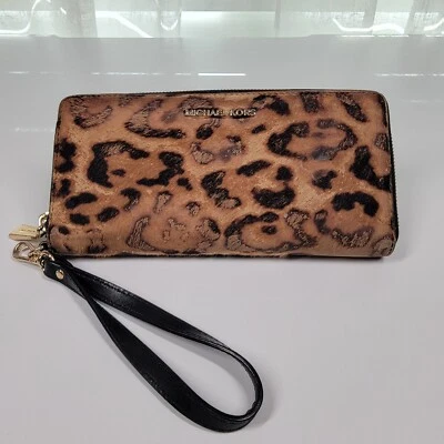 Michael Kors Jet Set Pelo de becerro Cuero Muñequera Billetera Cremallera Alrededor Leopardo Bolso sin asas Foto 1 de 4