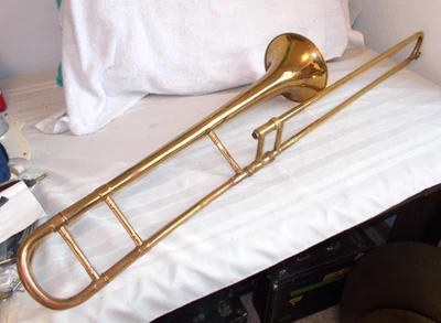 Trombón Frank Holton modelo 65 latón con estuche no original buen estado usado Foto 1 de 4