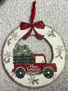 Camión Primitives by Kathy Retro Holiday Wreathy Madera Rojo 16" Se vende por $57 NUEVO - Imagen 1 de 5