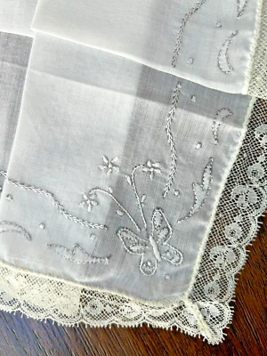 Pañuelo vintage Hankie gris sobre mariposas blancas bordado bordes de encaje Foto 1 de 4